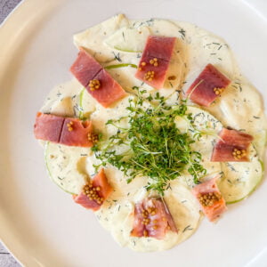 Dimljena postrv, bela redkev, jabolko in gorčična semena42