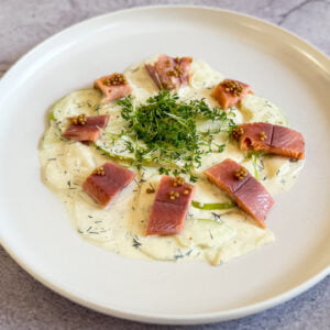 Dimljena postrv, bela redkev, jabolko in gorčična semena61