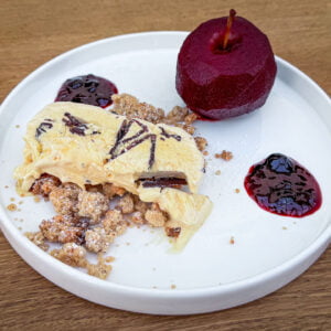 Straciatella parfait, poširano jabolko, lešnikov drobljenec4