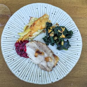 Svinjska pečenka, krompirjev gratin s topinamburjem, črni ohrovt25