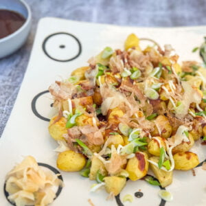 Pečen krompir s tonkatsu omako in katsuobushi2