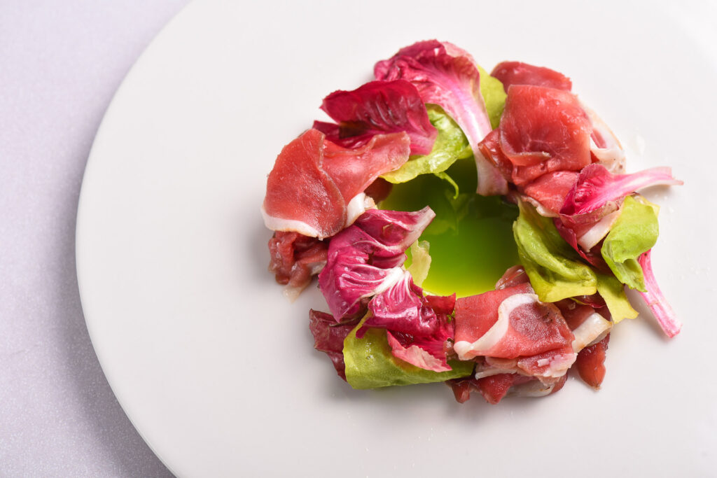 Altroke TR 24 pomlad Carpaccio račjih prsi, zimska solata s tržnice, oreh, pomaranča
