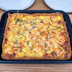 Krompirjev tarte z grojerjem in čebulo10