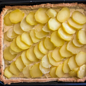 Krompirjev tarte z grojerjem in čebulo63