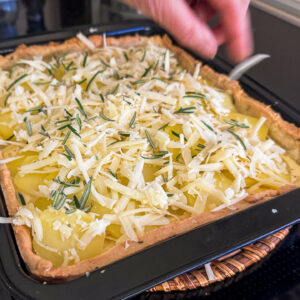 Krompirjev tarte z grojerjem in čebulo75