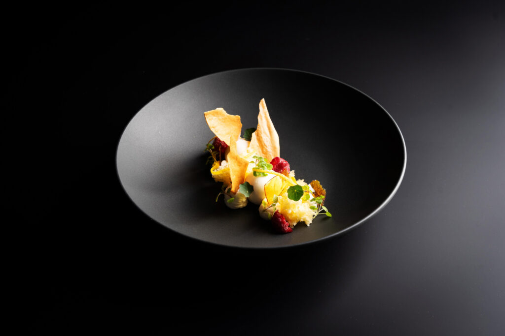 Miza za štiri TR24 pomlad Lovorov mousse, slana karamela, medeni biskvit, krema bergamotke, foto Jure Brložnik