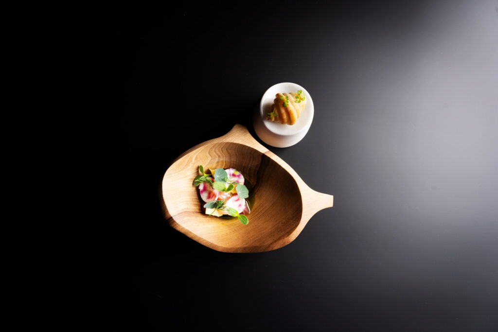 Miza za štiri TR24 pomlad Marinirana sveža tuna, okisan ingver, emulzija Amalfi limon, champonzu drobnjakov vinaigrette, ocvrt rižev papir, zelišča, foto Jure Brložnik
