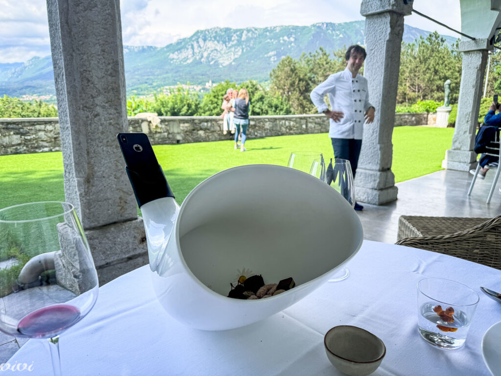 Gostilna pri Lojzetu, pomlad24, zvočnik, petit fours8