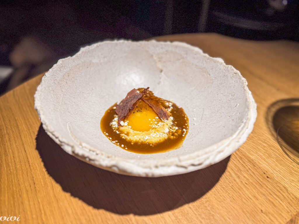 Grič, polenta, rumenjak, račja koža24