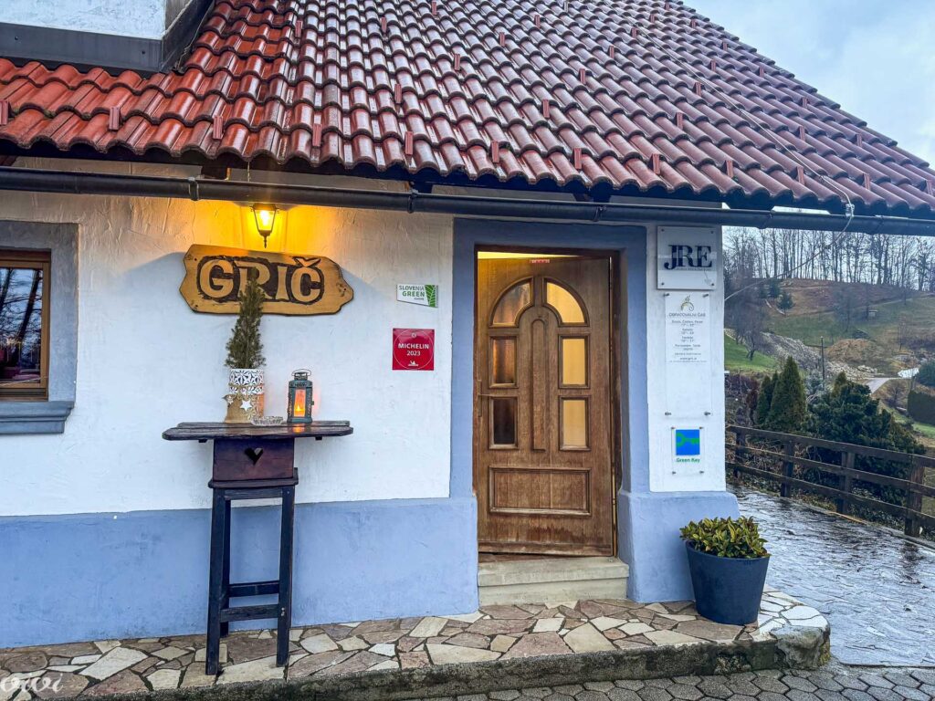Grič, vhod