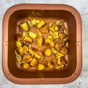 Pečen krompir s čebulo in začimbami, air fryer4