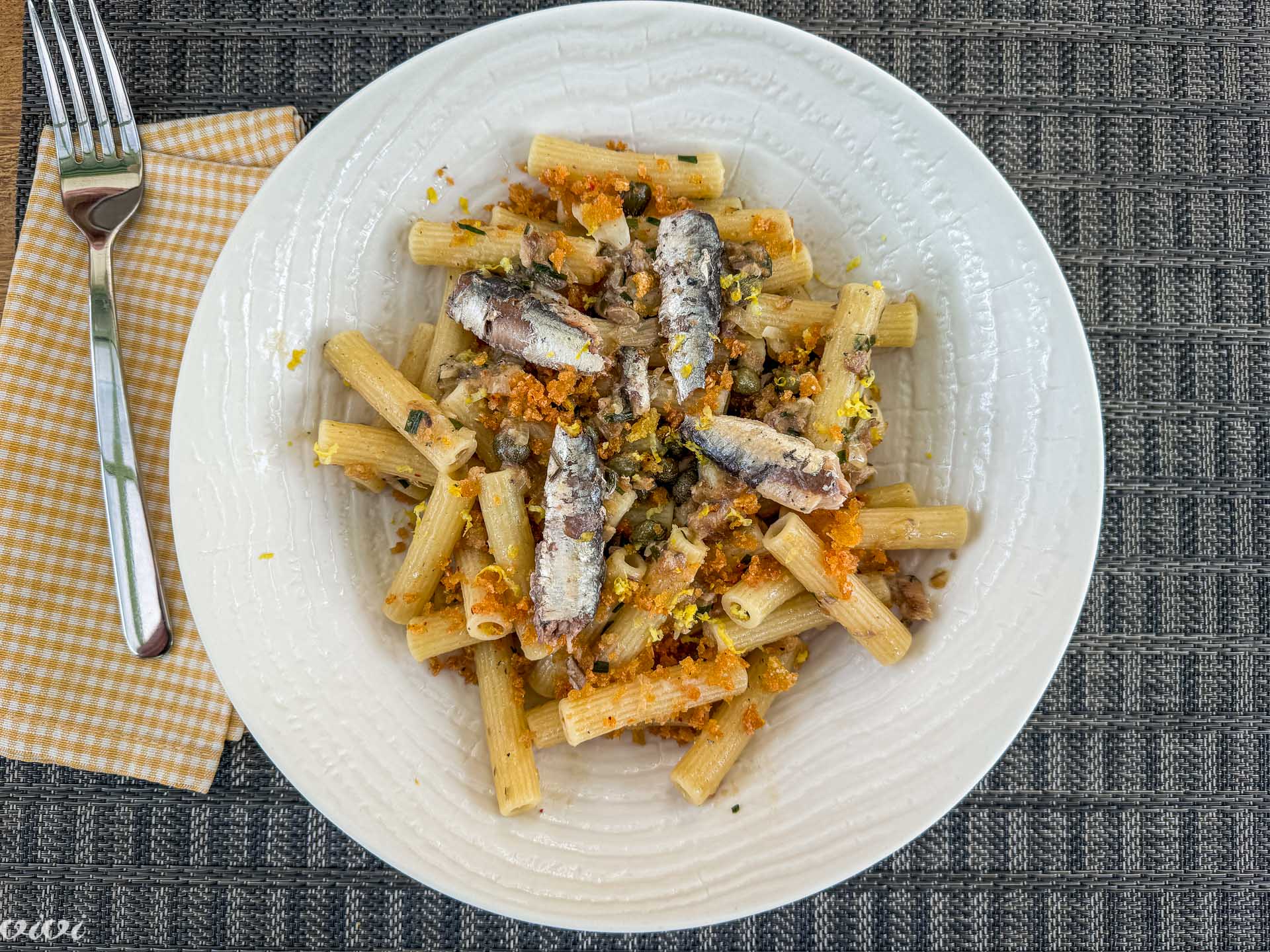 Makaroni s sardinami, kaprami in panko drobtinami17