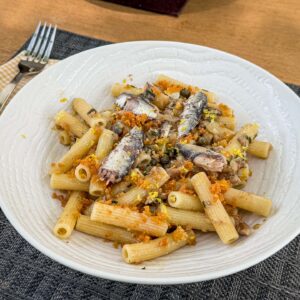 Makaroni s sardinami, kaprami in panko drobtinami4