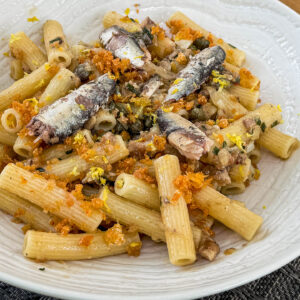 Makaroni s sardinami, kaprami in panko drobtinami5