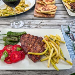 V črnem pivu mariniran vratni steak na žaru, stročji fižol, krompirjevi ponvičniki15