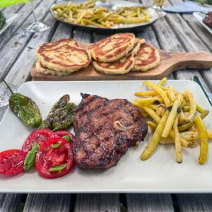 V črnem pivu mariniran vratni steak na žaru, stročji fižol, krompirjevi ponvičniki6