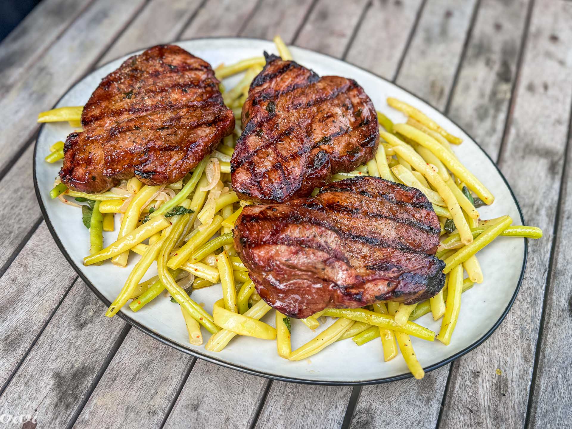 V črnem pivu mariniran vratni steak na žaru, stročji fižol7