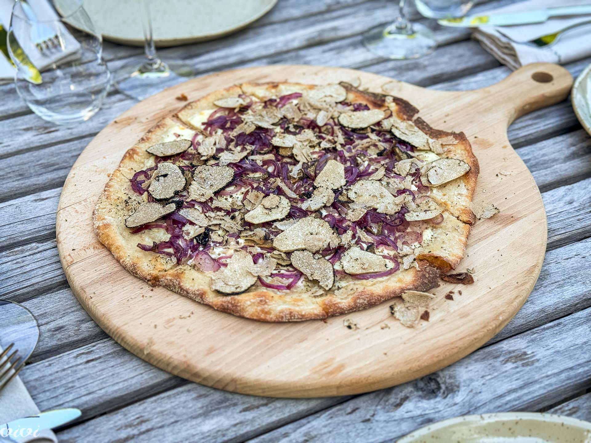 Flammekuchen z rdečo čebulo in črnimi tartufi1