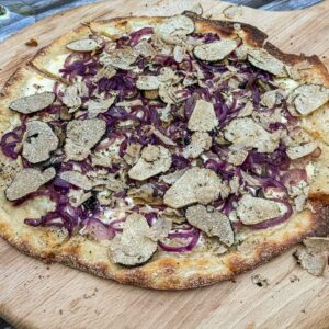 Flammekuchen z rdečo čebulo in črnimi tartufi9