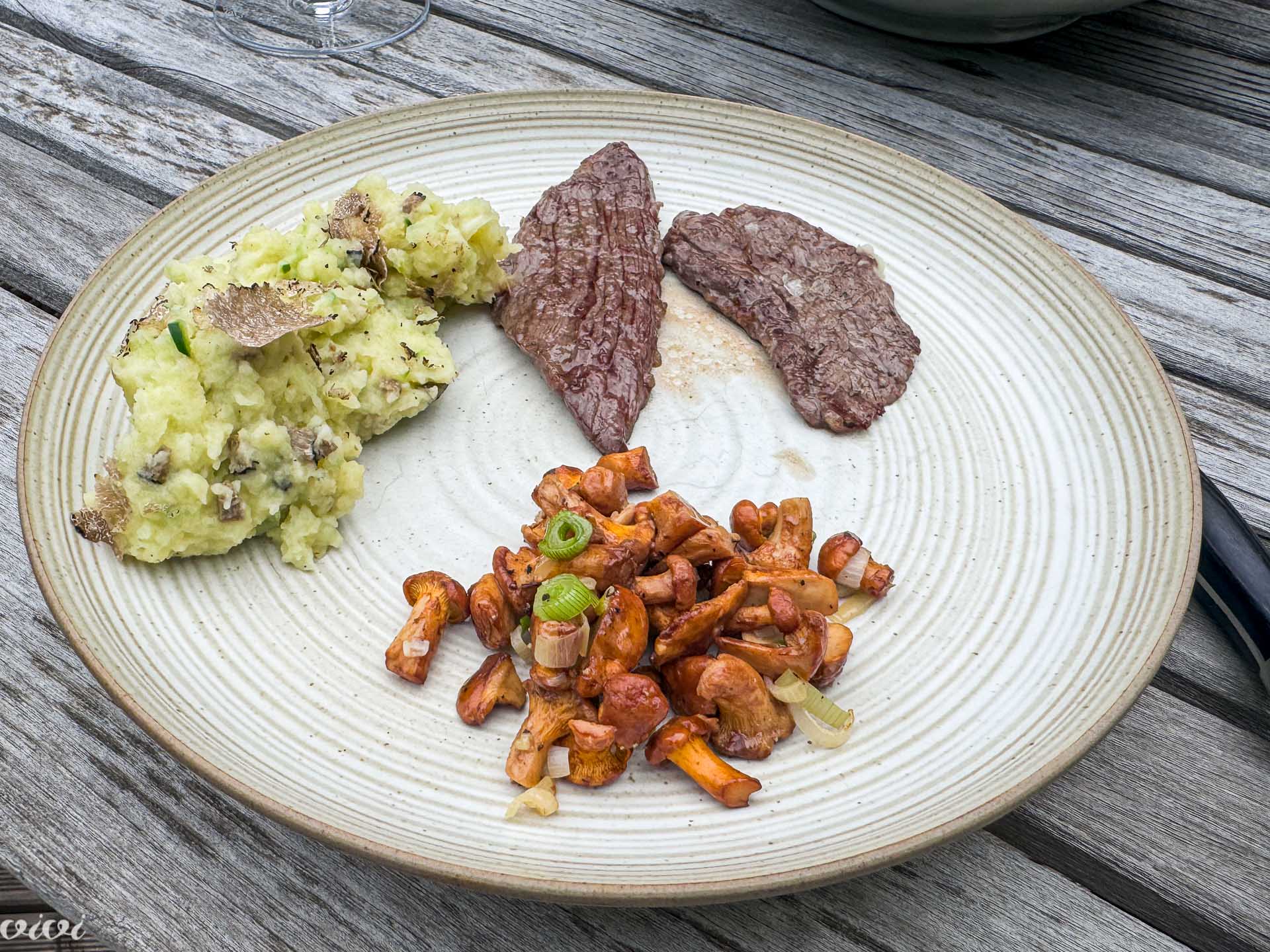 Pretlačen krompir s kumarami in tartufi, lisičke in minutni zrezki3