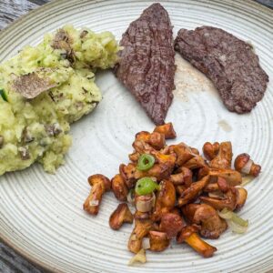 Pretlačen krompir s kumarami in tartufi, lisičke in minutni zrezki7