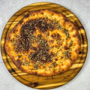Arabska pizza z zaatarjem in paradižniki11