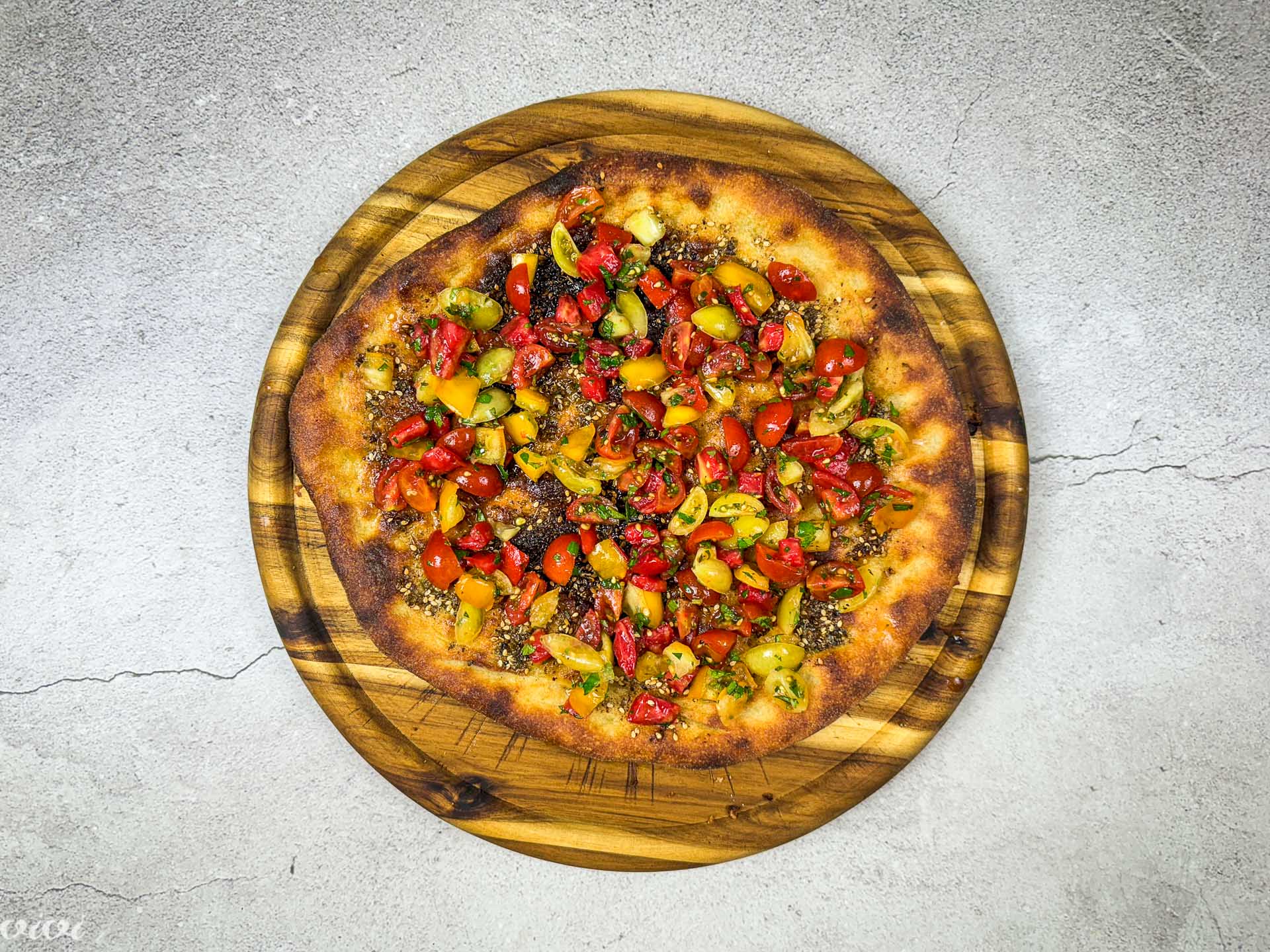 Arabska pizza z zaatarjem in paradižniki14