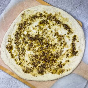Arabska pizza z zaatarjem in paradižniki3