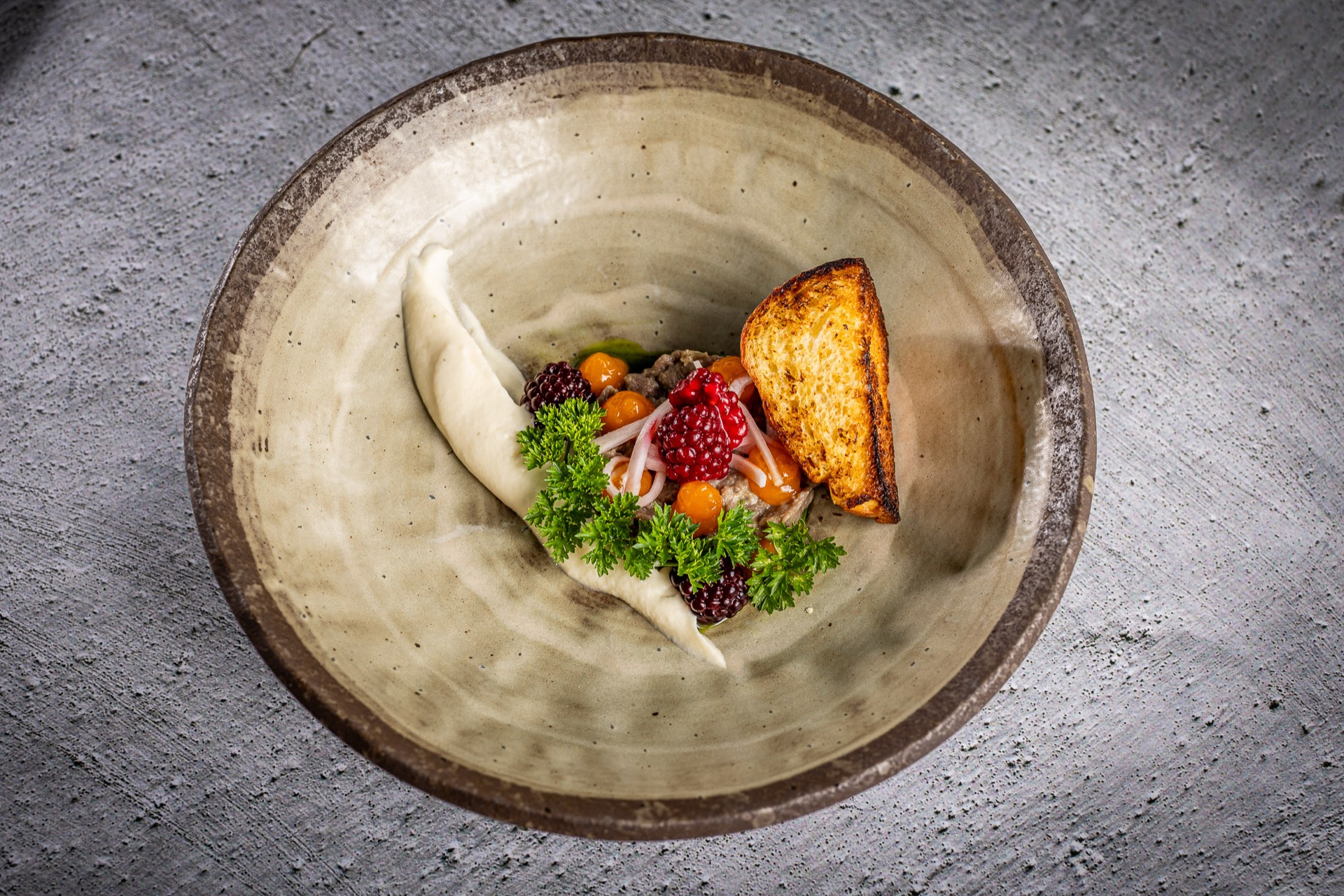 Sunrose 7 TR24J, Telečji tatar z vloženimi robidami, zeleno in rumenjakom, pikantni brioš2 resized