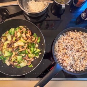 Pečen riž s čebulo in kostanji, stir fry šitake in pak choi, priprava7