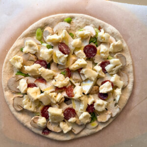 Pizza z jurčki, taleggiom in dimljeno suho klobaso, priprava3