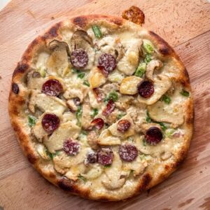 Pizza z jurčki, taleggiom in dimljeno suho klobaso1