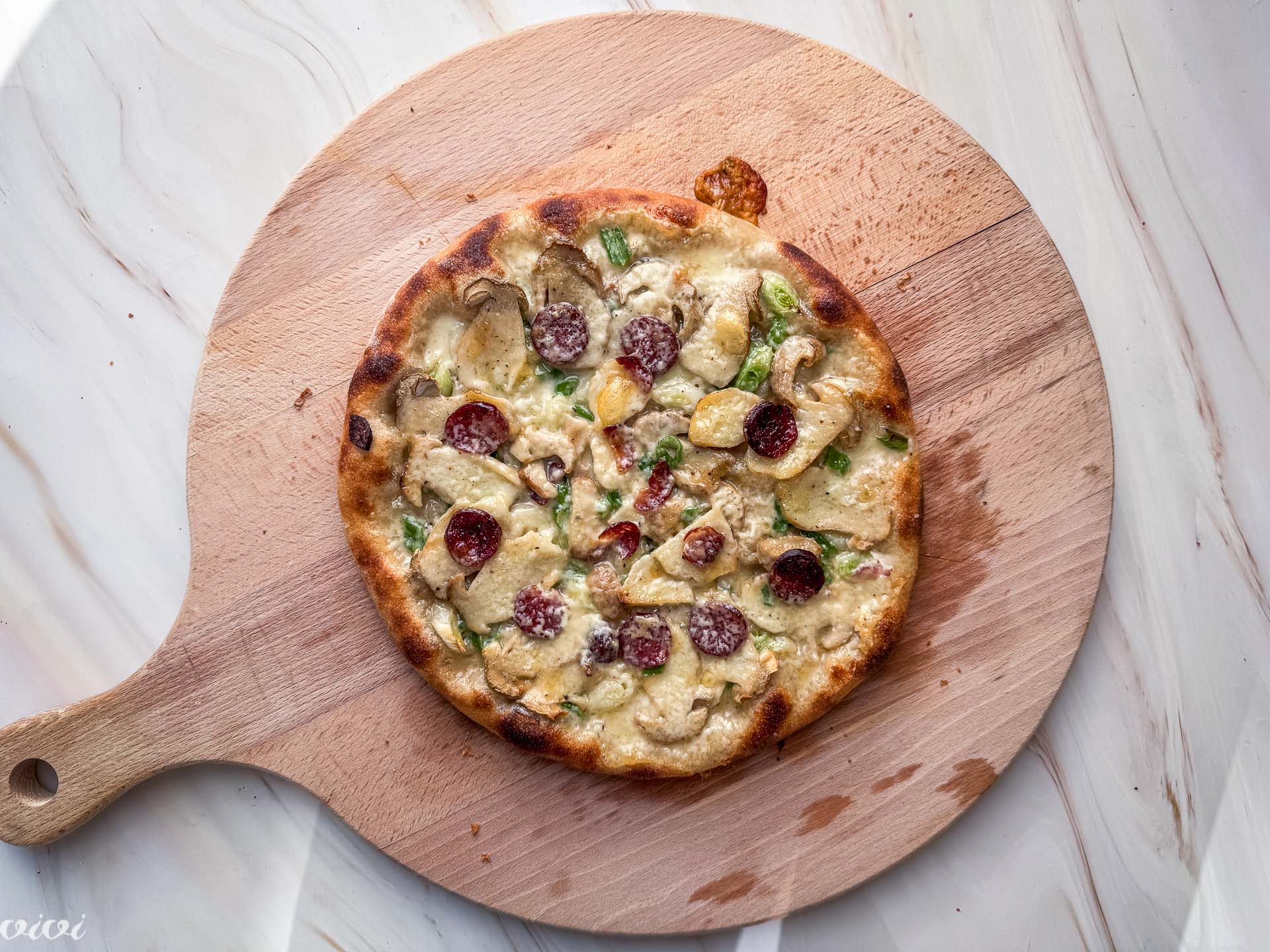 Pizza z jurčki, taleggiom in dimljeno suho klobaso2