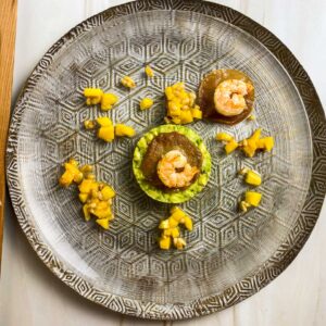 Avokadov tatar, mango salsa, kozice2