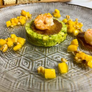 Avokadov tatar, mango salsa, kozice6