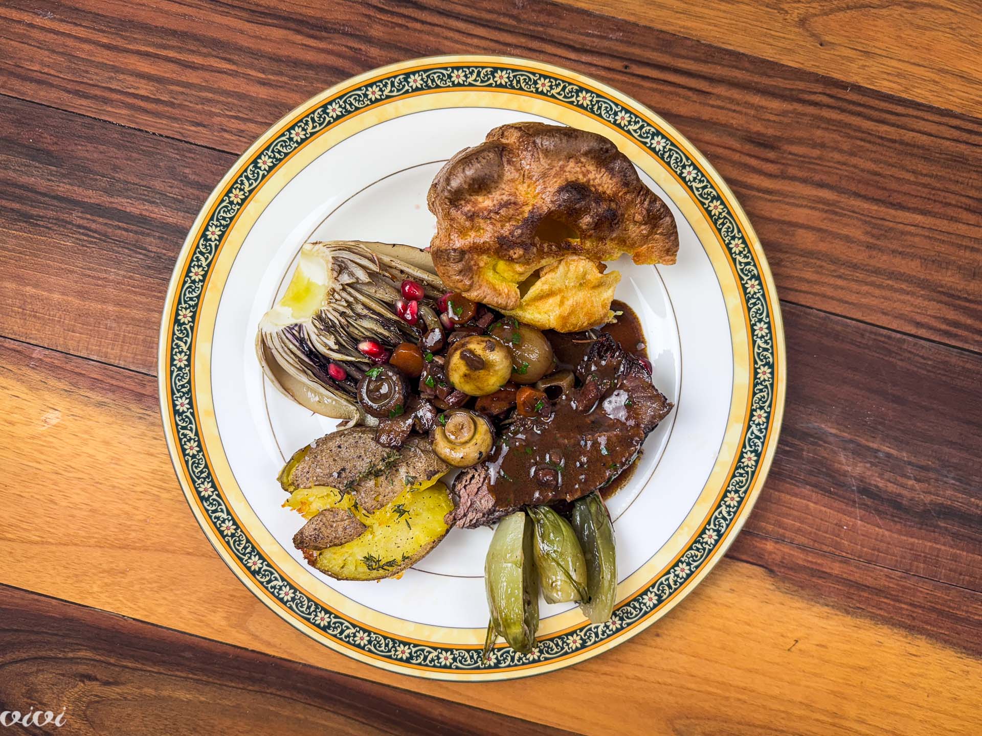 Goveje prsi bourguignon, popover, potlačen krompir, treviški radič, puntarella 2024 božič1