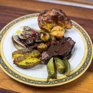 Goveje prsi bourguignon, popover, potlačen krompir, treviški radič, puntarella 2024 božič13