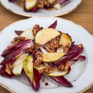 Belgijski radič, hruška in orehi v solati