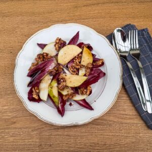 Belgijski radič, hruška in orehi v solati