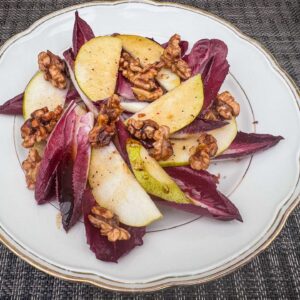 Belgijski radič, hruška in orehi v solati