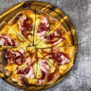 Pizza z mocarelo, rdečo čebulo in panceto