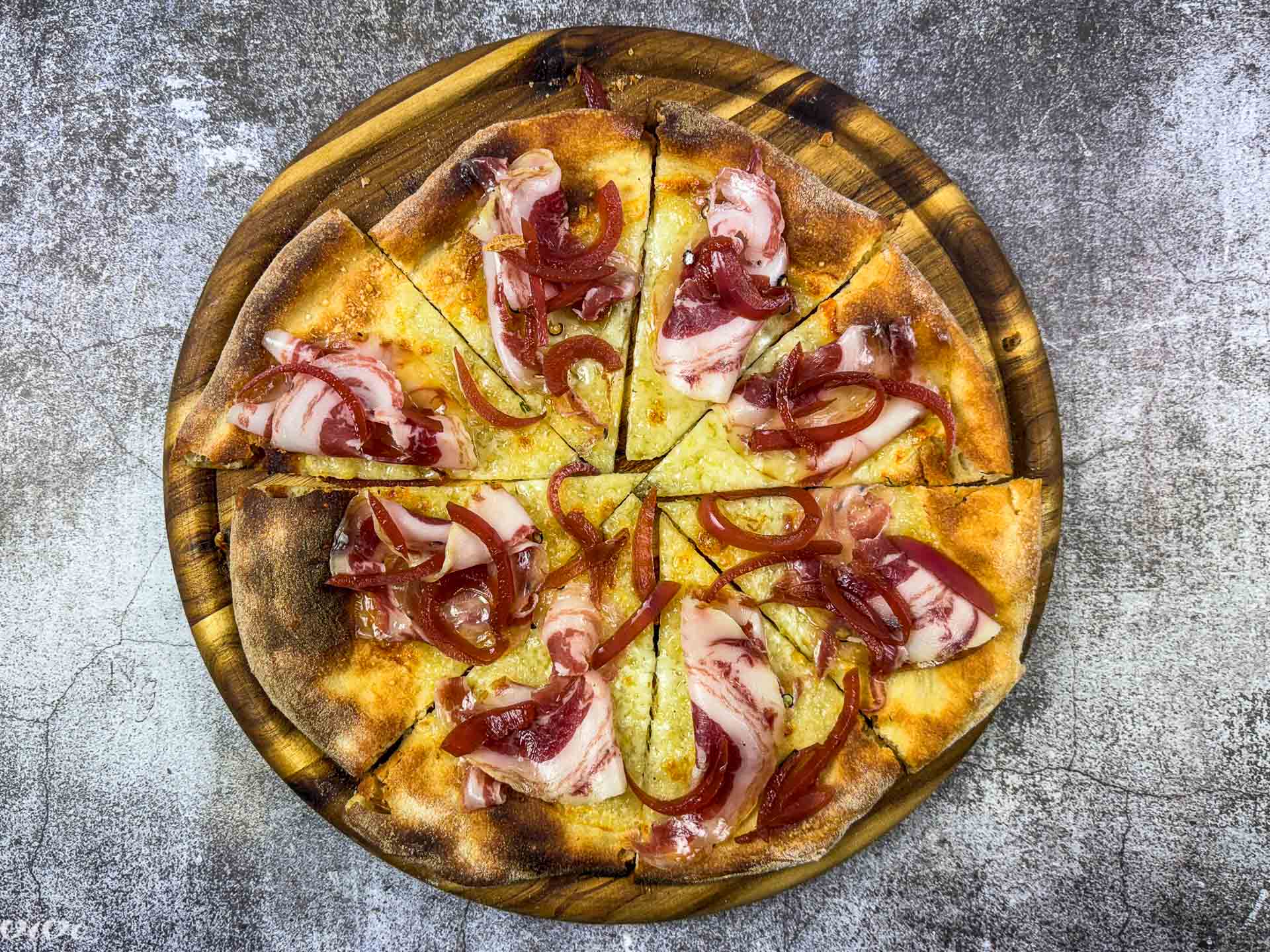 Pizza z mocarelo, rdečo čebulo in panceto3