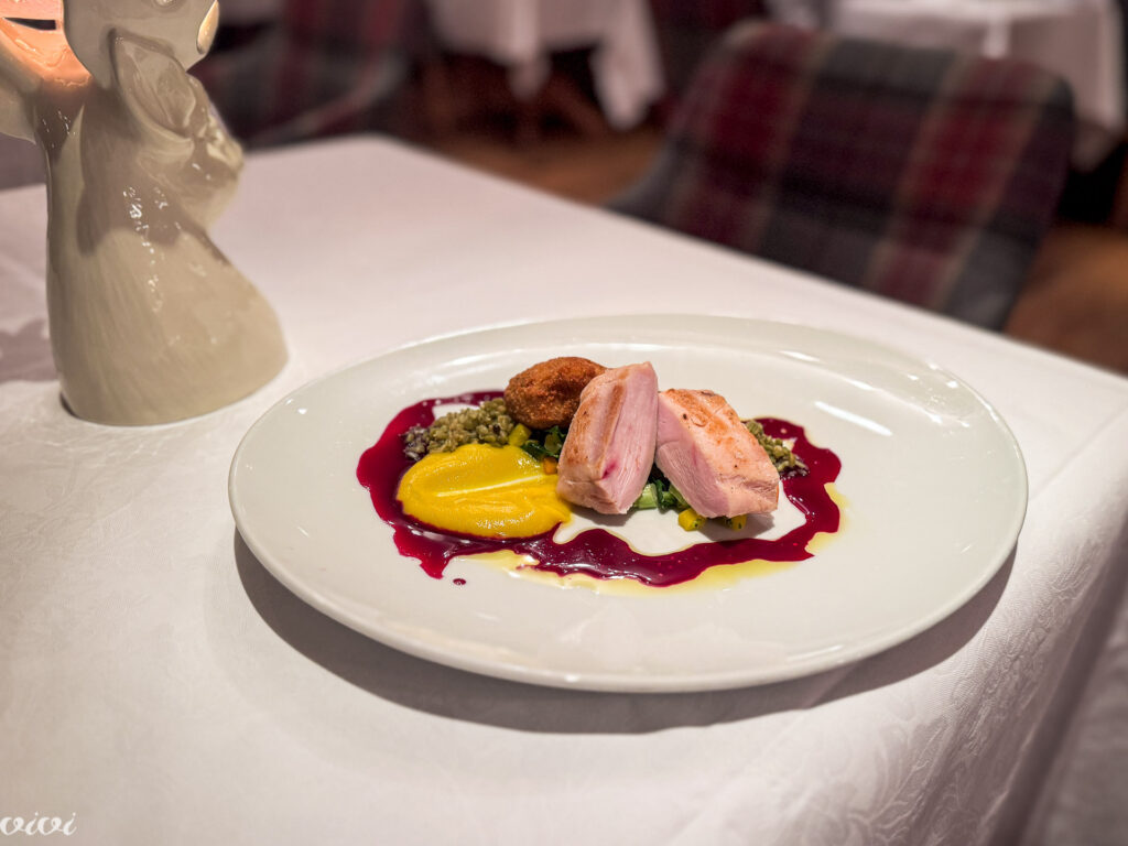 Hallers Geniesserhotel, lokalni piščanec, ohrovt, korenje, sončnice, frrekeh6