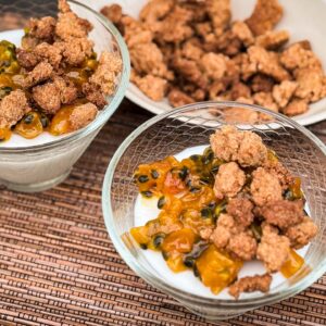 Kokosov puding, pasijonka in kavni drobljenec