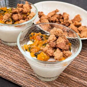 Kokosov puding, pasijonka in kavni drobljenec