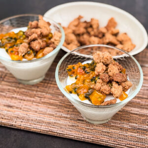 Kokosov puding, pasijonka in kavni drobljenec