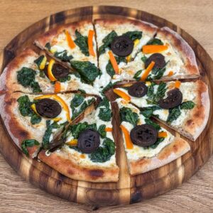 Pizza, tallegio, špinača in črni orehi15