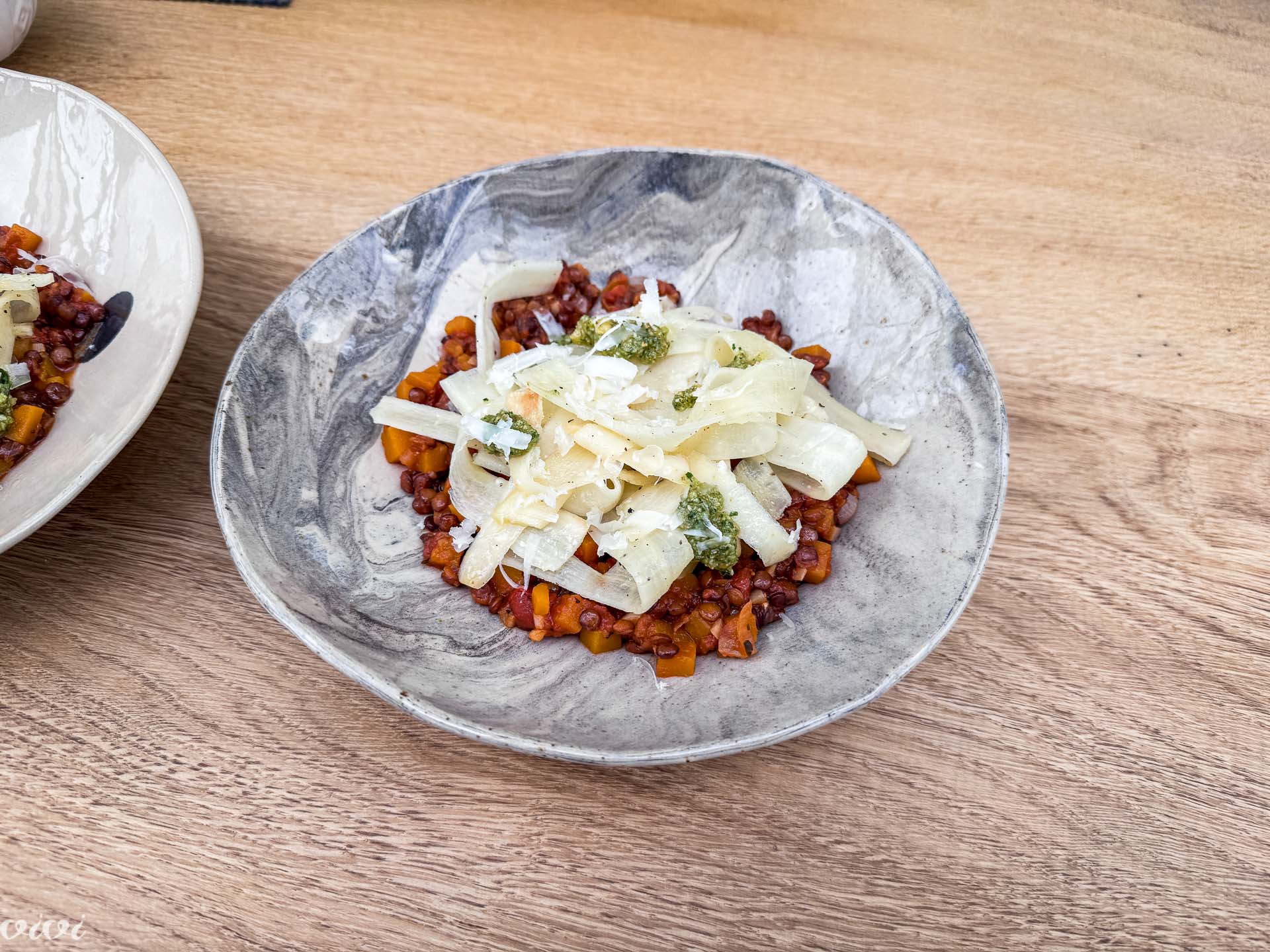 Lečin bolonjeze s širokimi rezanci črnega korena16