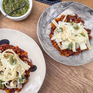 Lečin bolonjeze s širokimi rezanci črnega korena39