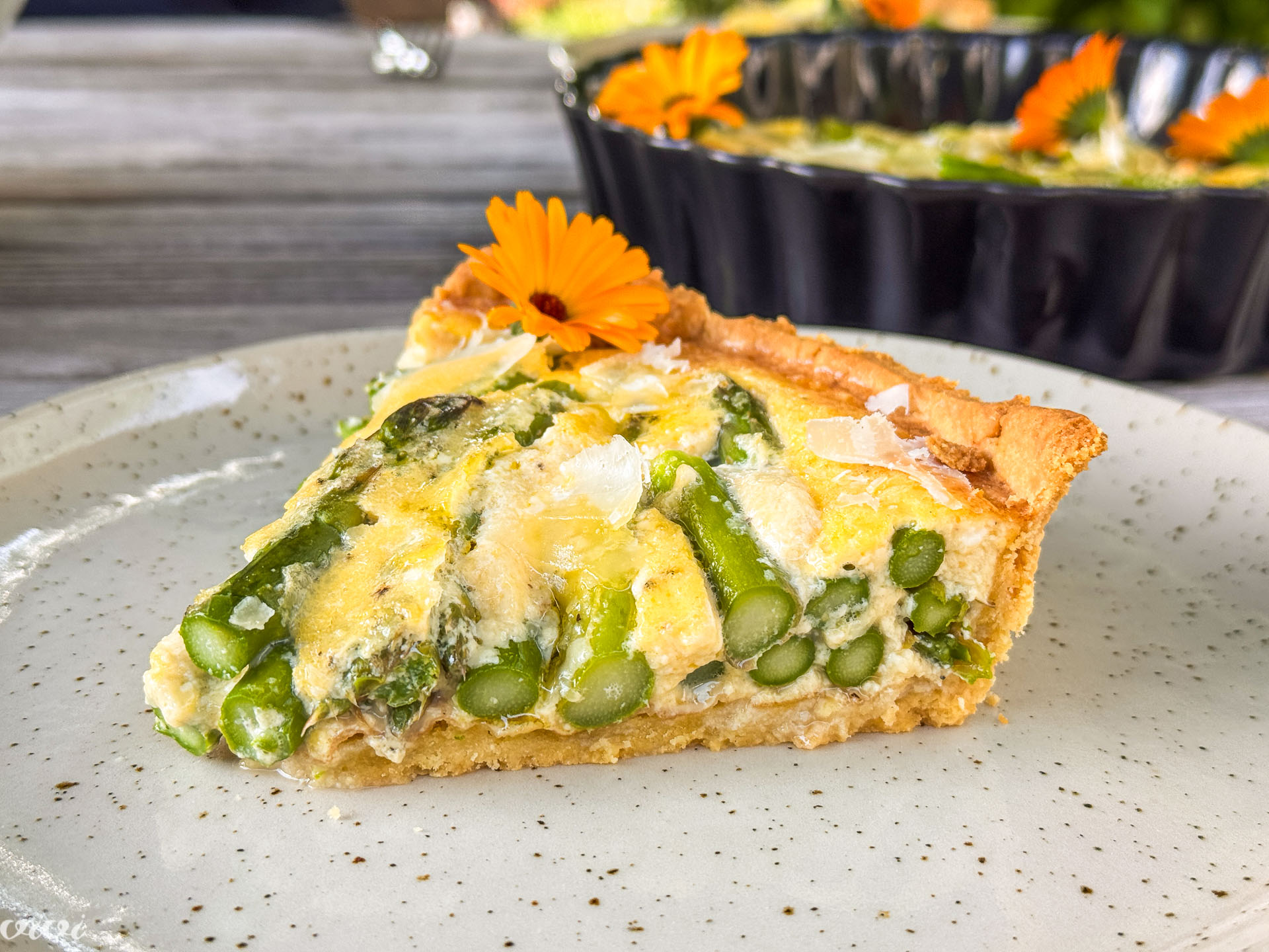 Quiche z zelenimi šparglji in parmezanom44